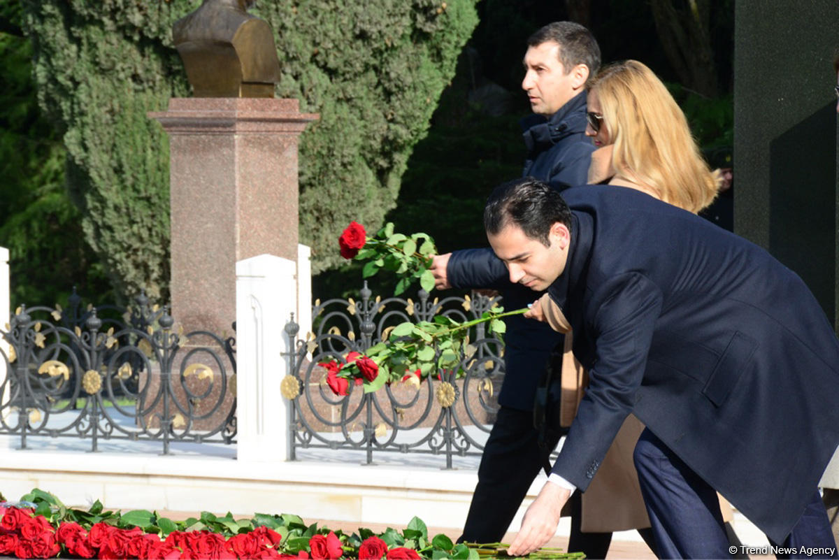 Azerbaijani public reveres memory of great leader Heydar Aliyev (PHOTO)