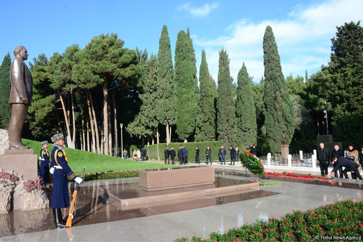 Azerbaijani public reveres memory of great leader Heydar Aliyev (PHOTO)