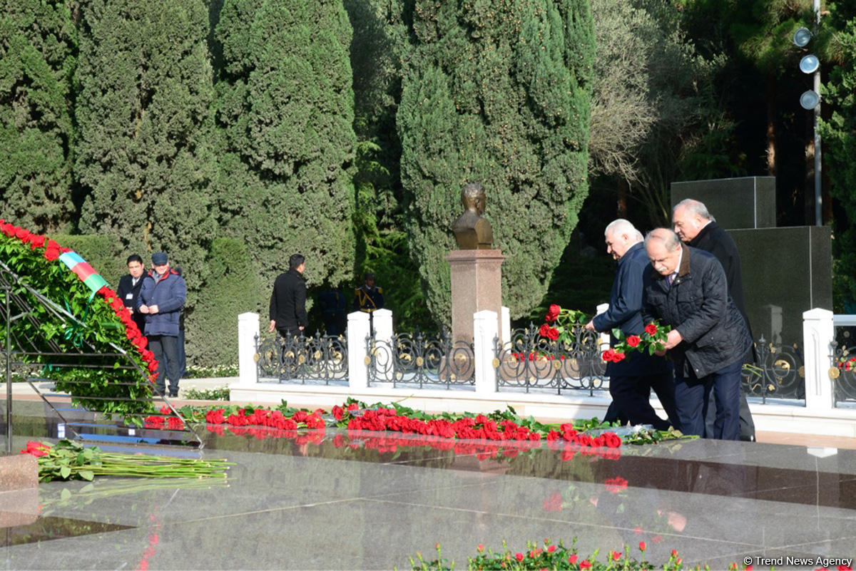 Azerbaijani public reveres memory of great leader Heydar Aliyev (PHOTO)