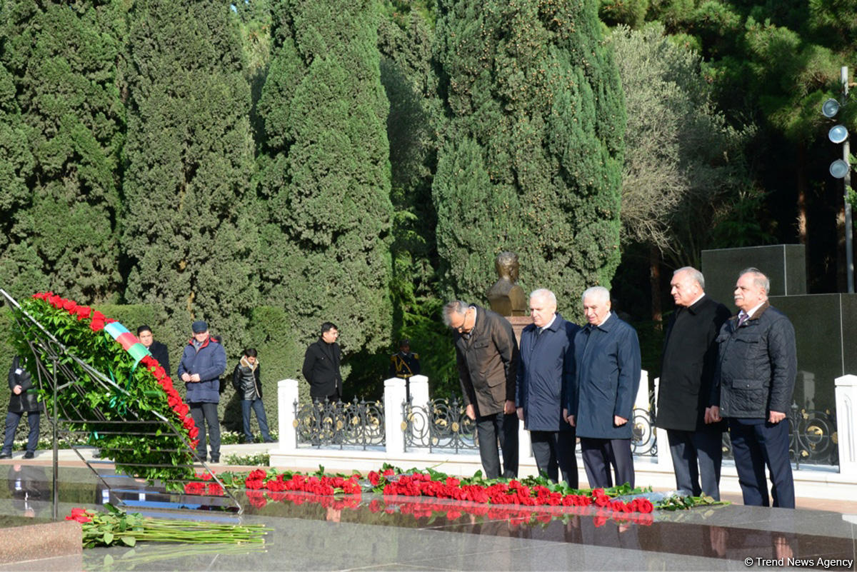 Azerbaijani public reveres memory of great leader Heydar Aliyev (PHOTO)