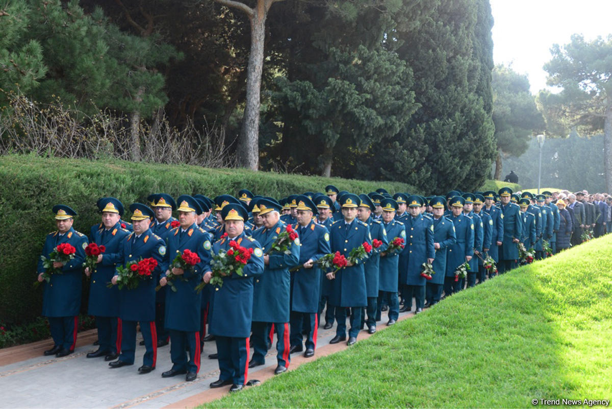 Azerbaijani public reveres memory of great leader Heydar Aliyev (PHOTO)