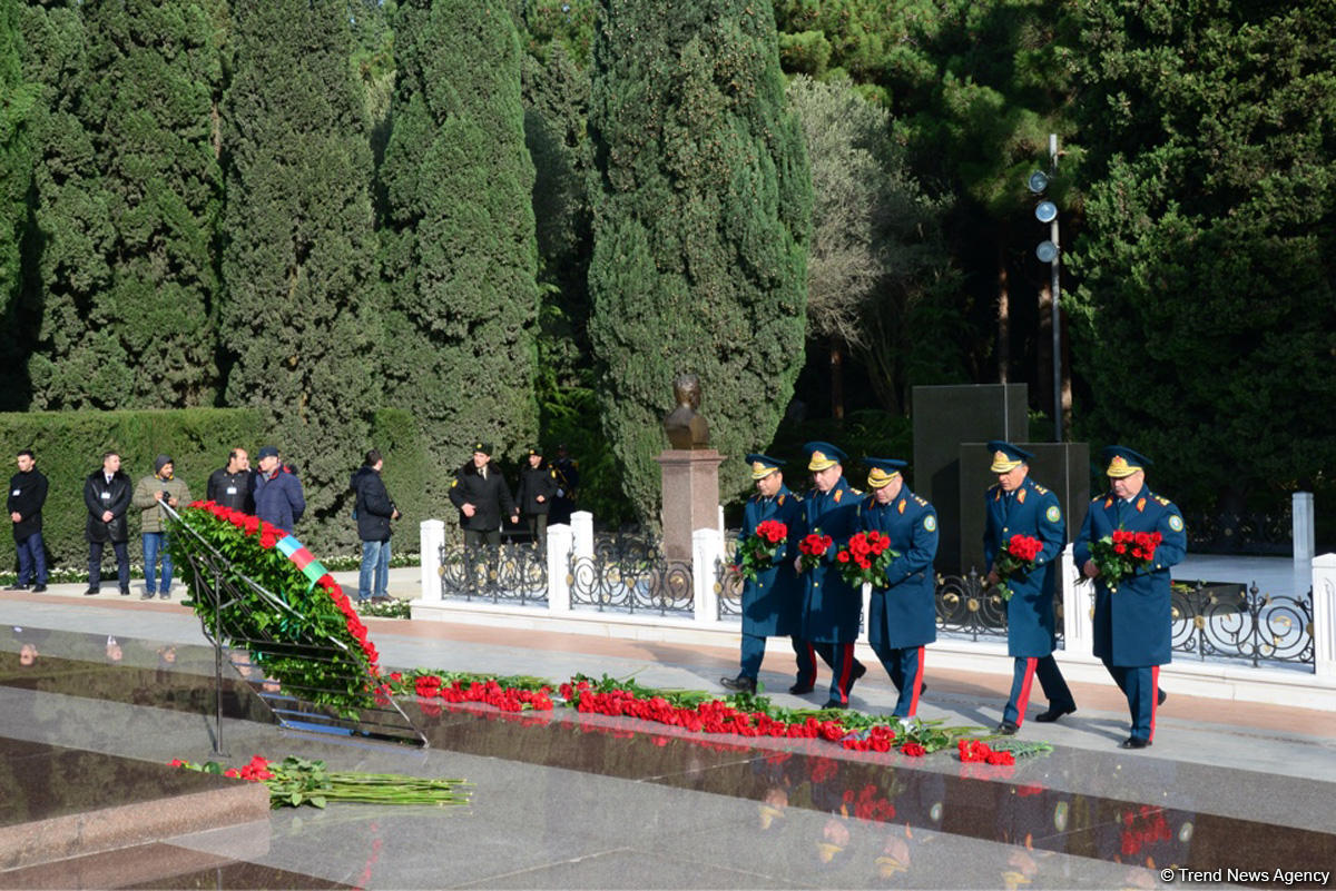Azerbaijani public reveres memory of great leader Heydar Aliyev (PHOTO)