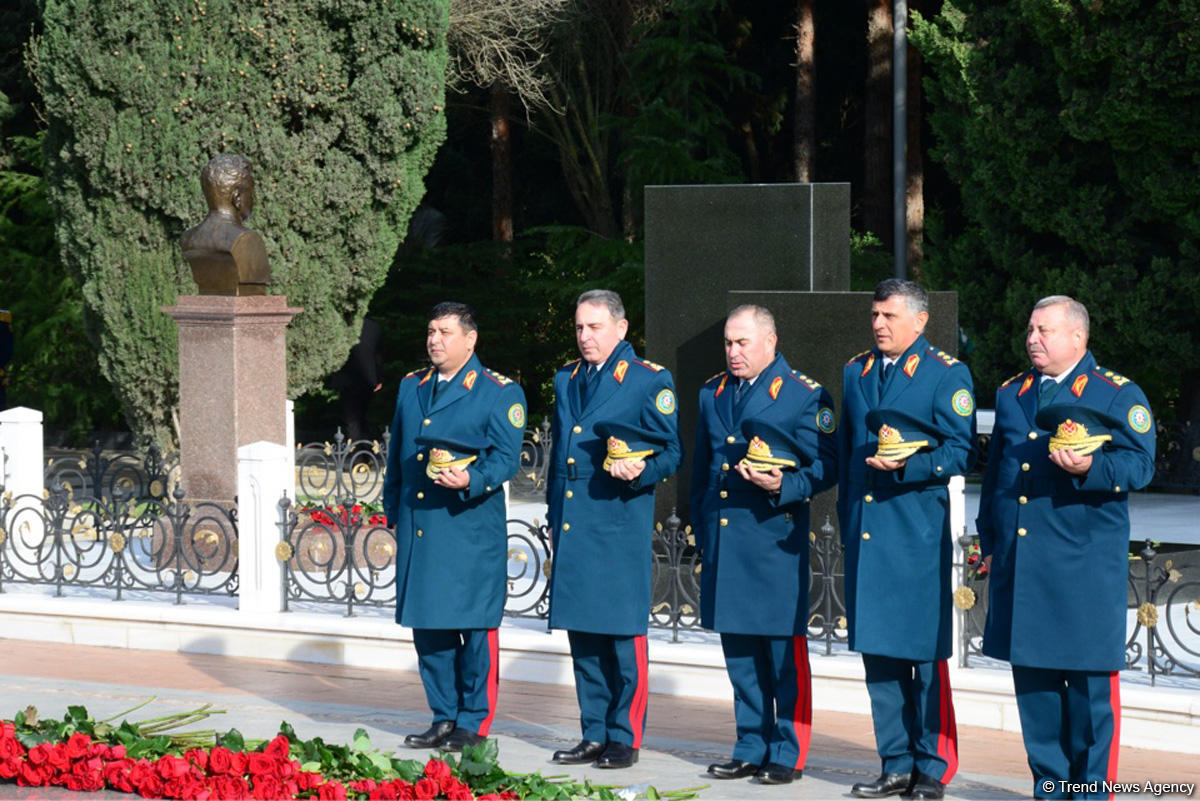 Azerbaijani public reveres memory of great leader Heydar Aliyev (PHOTO)