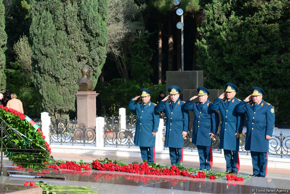 Azerbaijani public reveres memory of great leader Heydar Aliyev (PHOTO)