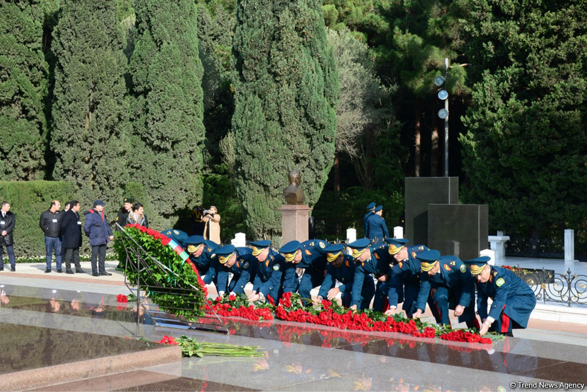 Azerbaijani public reveres memory of great leader Heydar Aliyev (PHOTO)