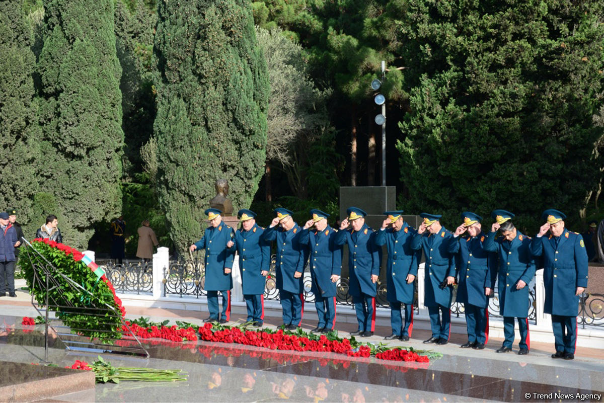 Azerbaijani public reveres memory of great leader Heydar Aliyev (PHOTO)