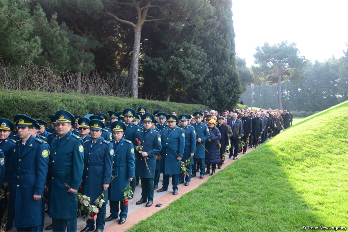 Azerbaijani public reveres memory of great leader Heydar Aliyev (PHOTO)