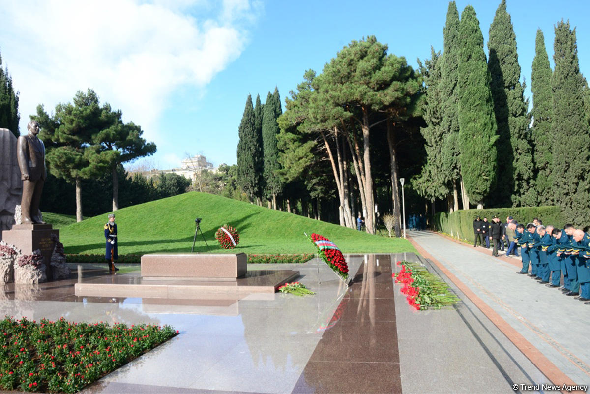 Azerbaijani public reveres memory of great leader Heydar Aliyev (PHOTO)