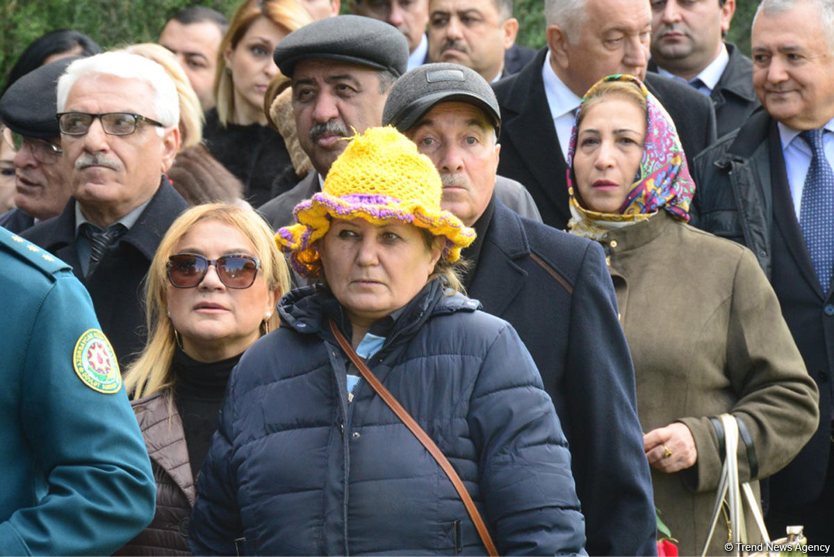 Azerbaijani public reveres memory of great leader Heydar Aliyev (PHOTO)