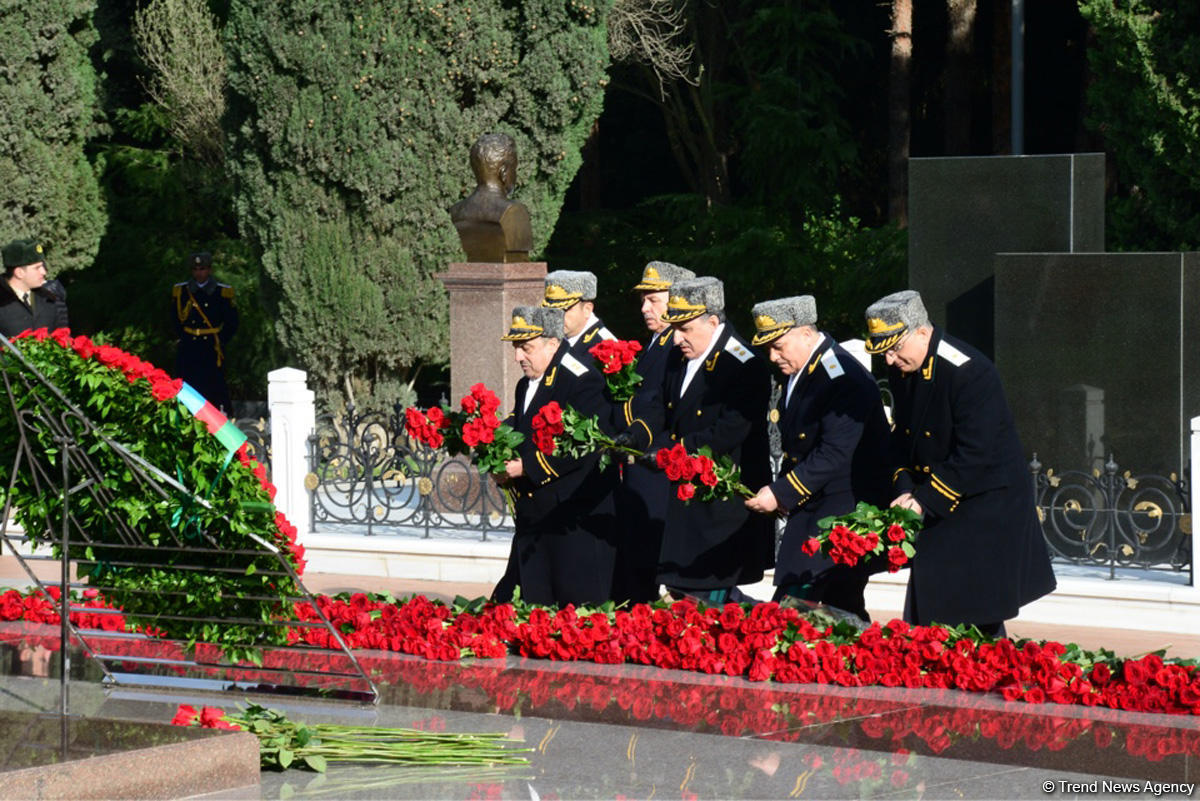 Azerbaijani public reveres memory of great leader Heydar Aliyev (PHOTO)