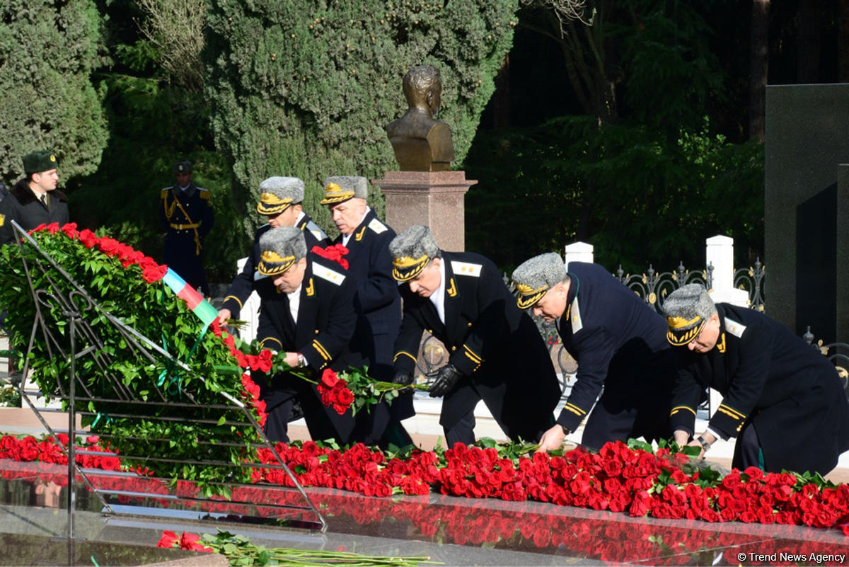 Azerbaijani public reveres memory of great leader Heydar Aliyev (PHOTO)