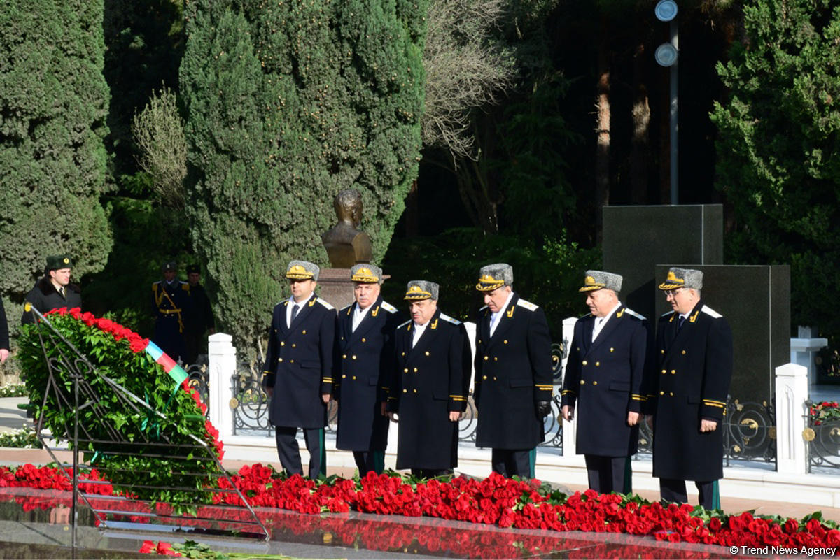 Azerbaijani public reveres memory of great leader Heydar Aliyev (PHOTO)