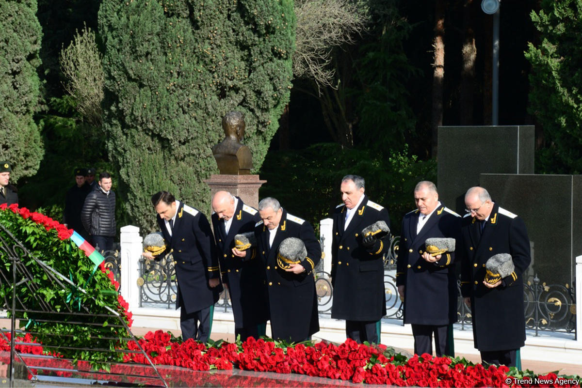 Azerbaijani public reveres memory of great leader Heydar Aliyev (PHOTO)