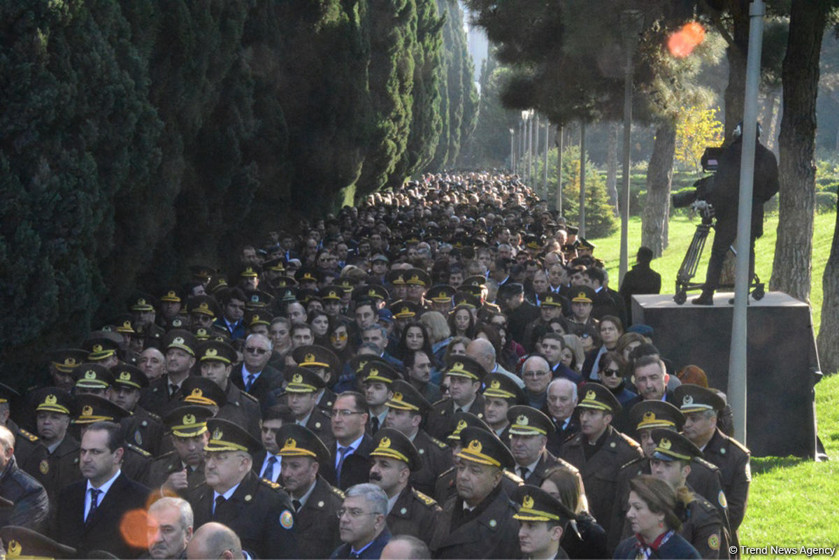 Azerbaijani public reveres memory of great leader Heydar Aliyev (PHOTO)
