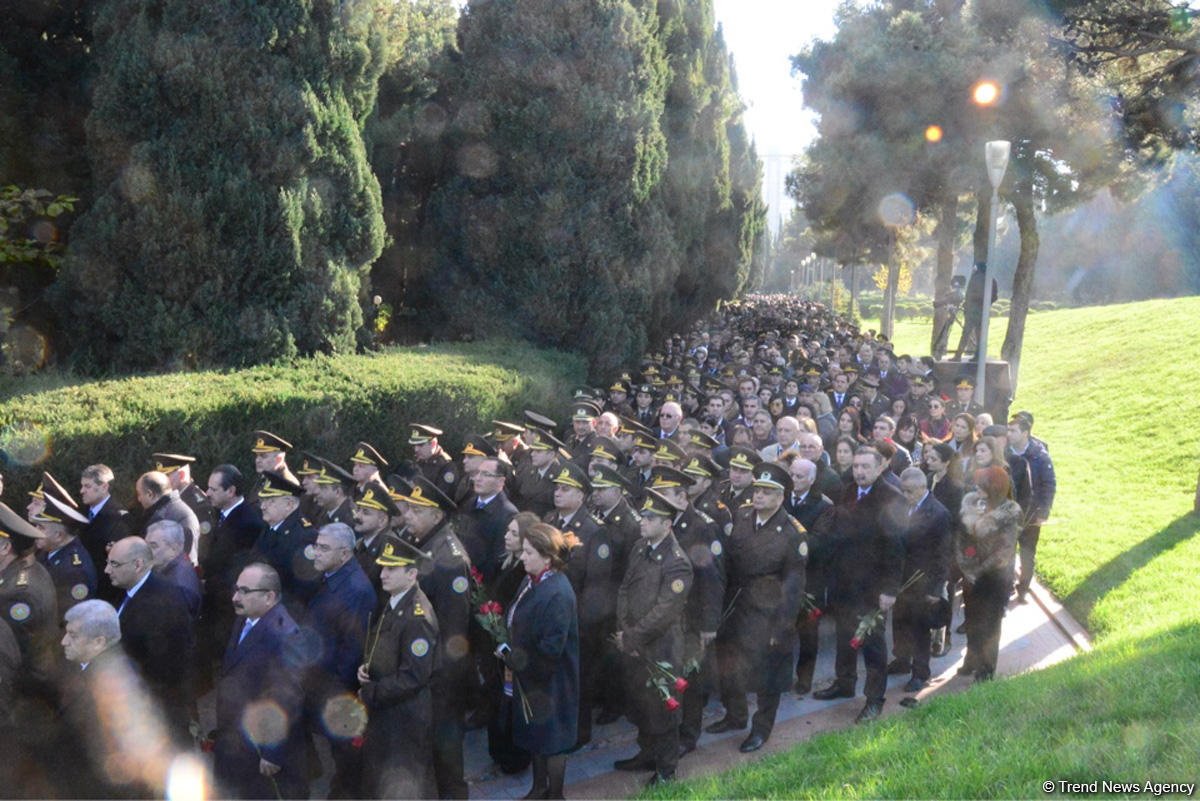 Azerbaijani public reveres memory of great leader Heydar Aliyev (PHOTO)