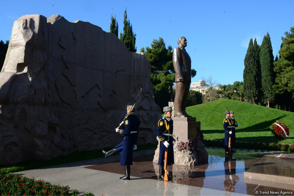 Azerbaijani public reveres memory of great leader Heydar Aliyev (PHOTO)