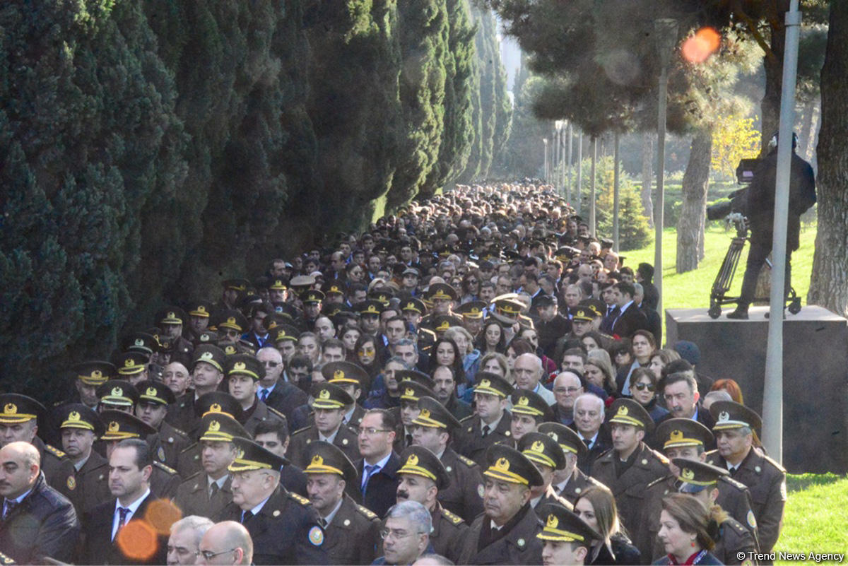 Azerbaijani public reveres memory of great leader Heydar Aliyev (PHOTO)