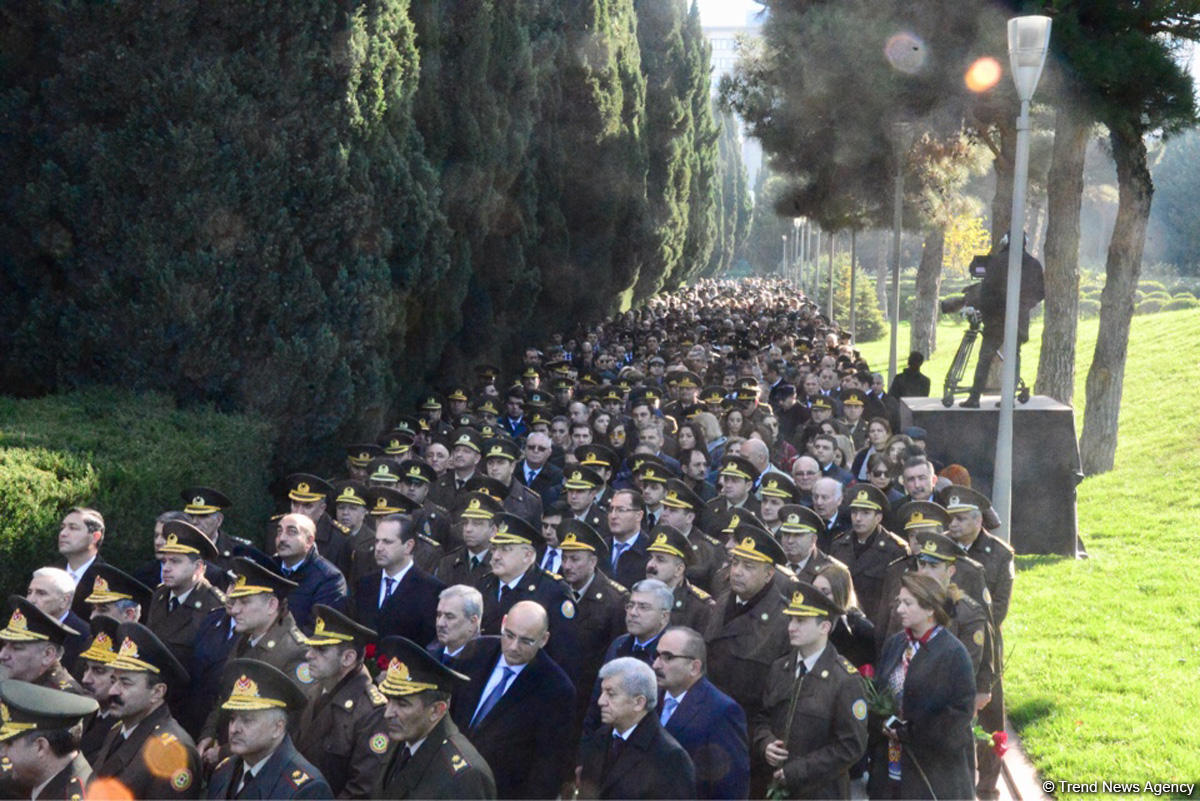 Azerbaijani public reveres memory of great leader Heydar Aliyev (PHOTO)