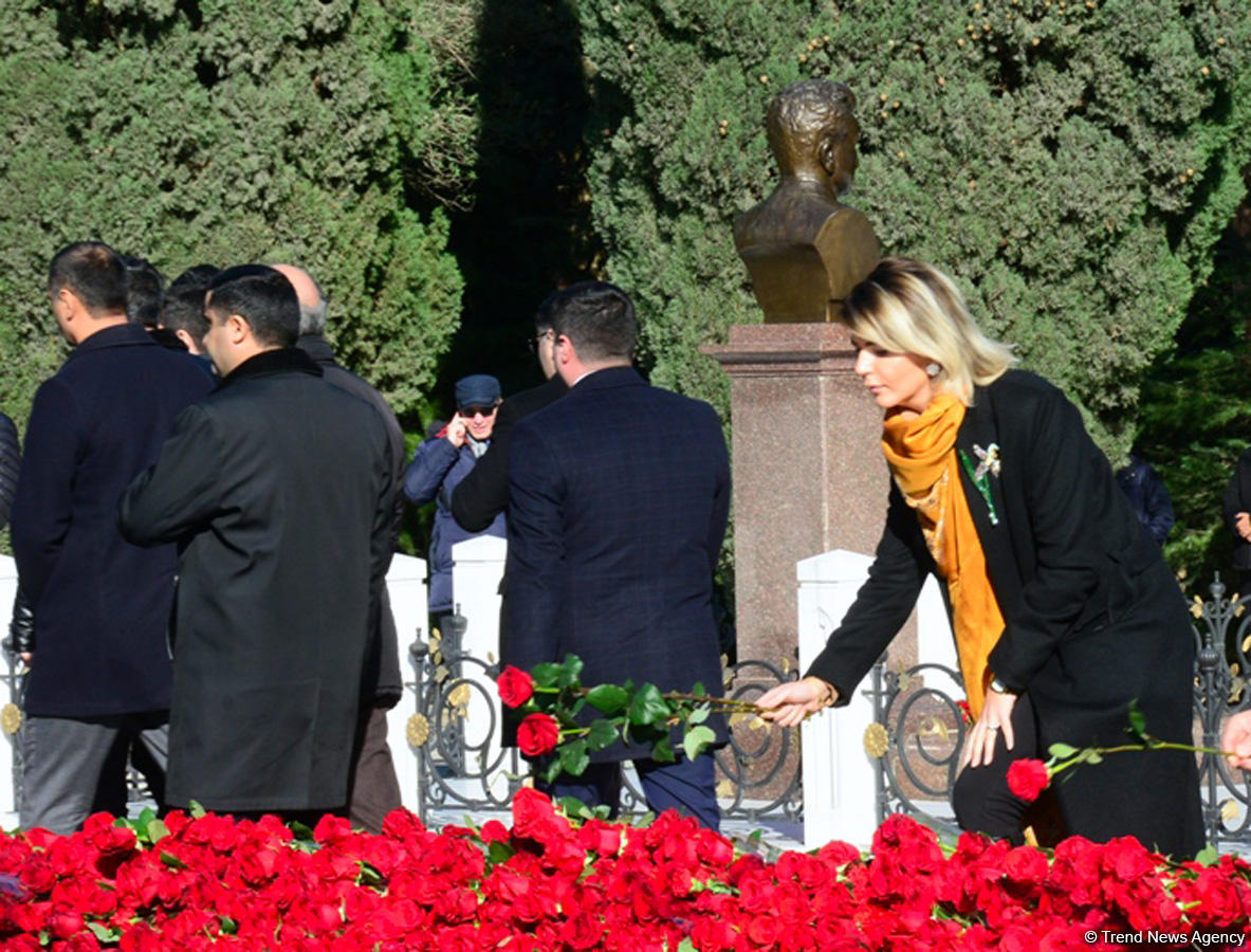 Azerbaijani public reveres memory of great leader Heydar Aliyev (PHOTO)