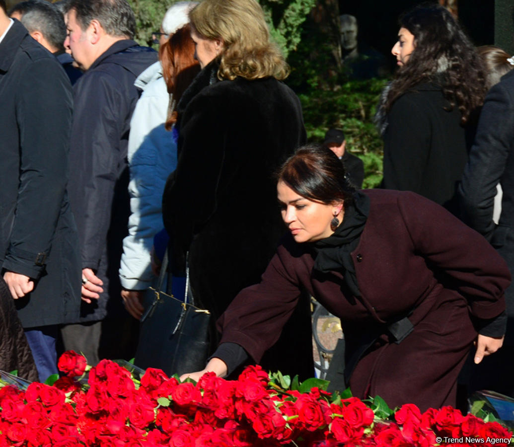 Azerbaijani public reveres memory of great leader Heydar Aliyev (PHOTO)