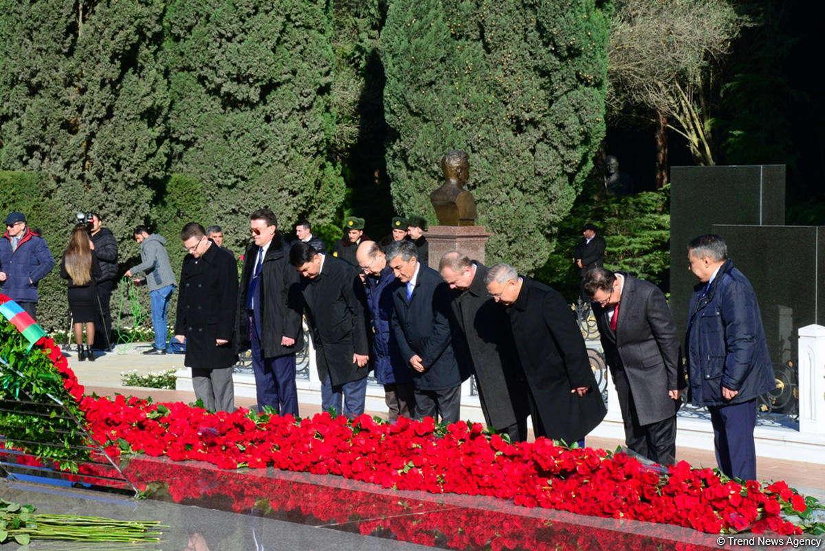 Azerbaijani public reveres memory of great leader Heydar Aliyev (PHOTO)