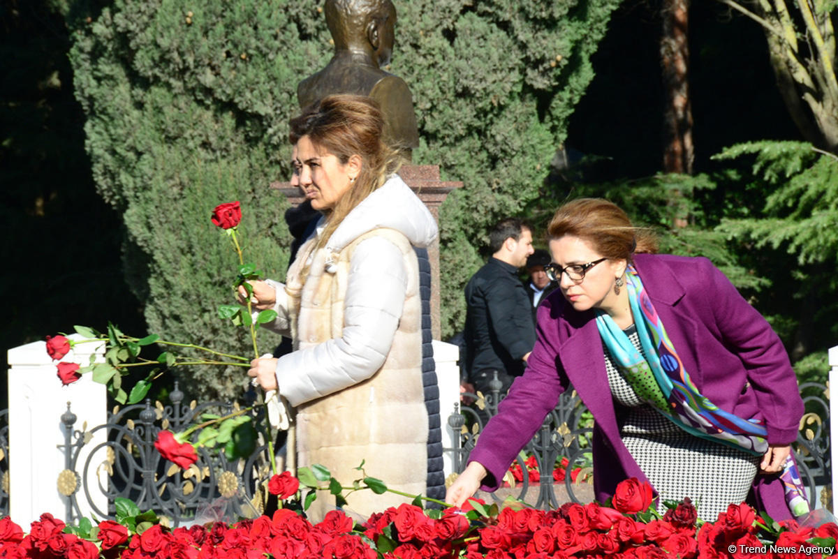 Azerbaijani public reveres memory of great leader Heydar Aliyev (PHOTO)