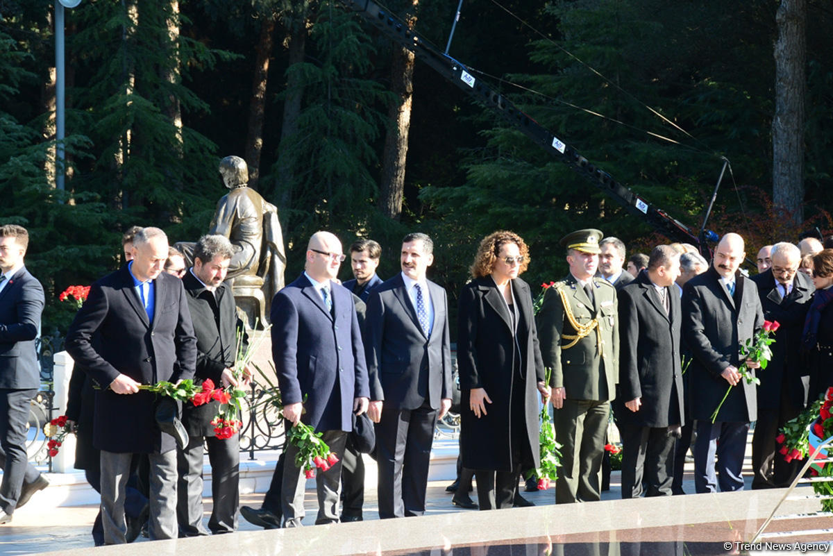 Azerbaijani public reveres memory of great leader Heydar Aliyev (PHOTO)
