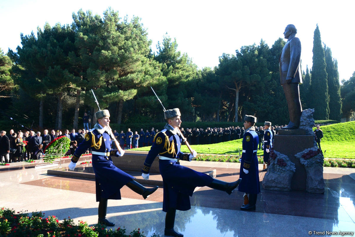 Azerbaijani public reveres memory of great leader Heydar Aliyev (PHOTO)
