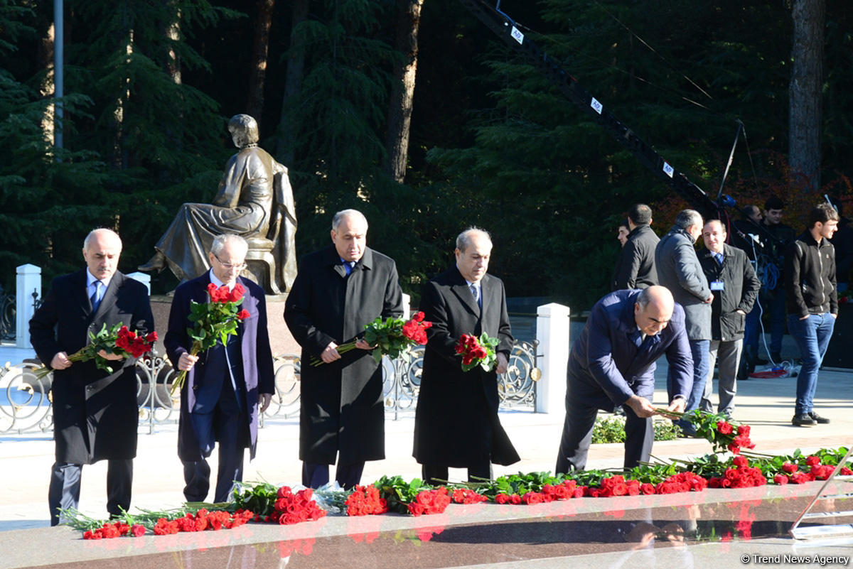 Azerbaijani public reveres memory of great leader Heydar Aliyev (PHOTO)