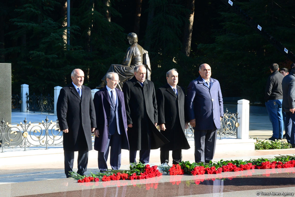 Azerbaijani public reveres memory of great leader Heydar Aliyev (PHOTO)