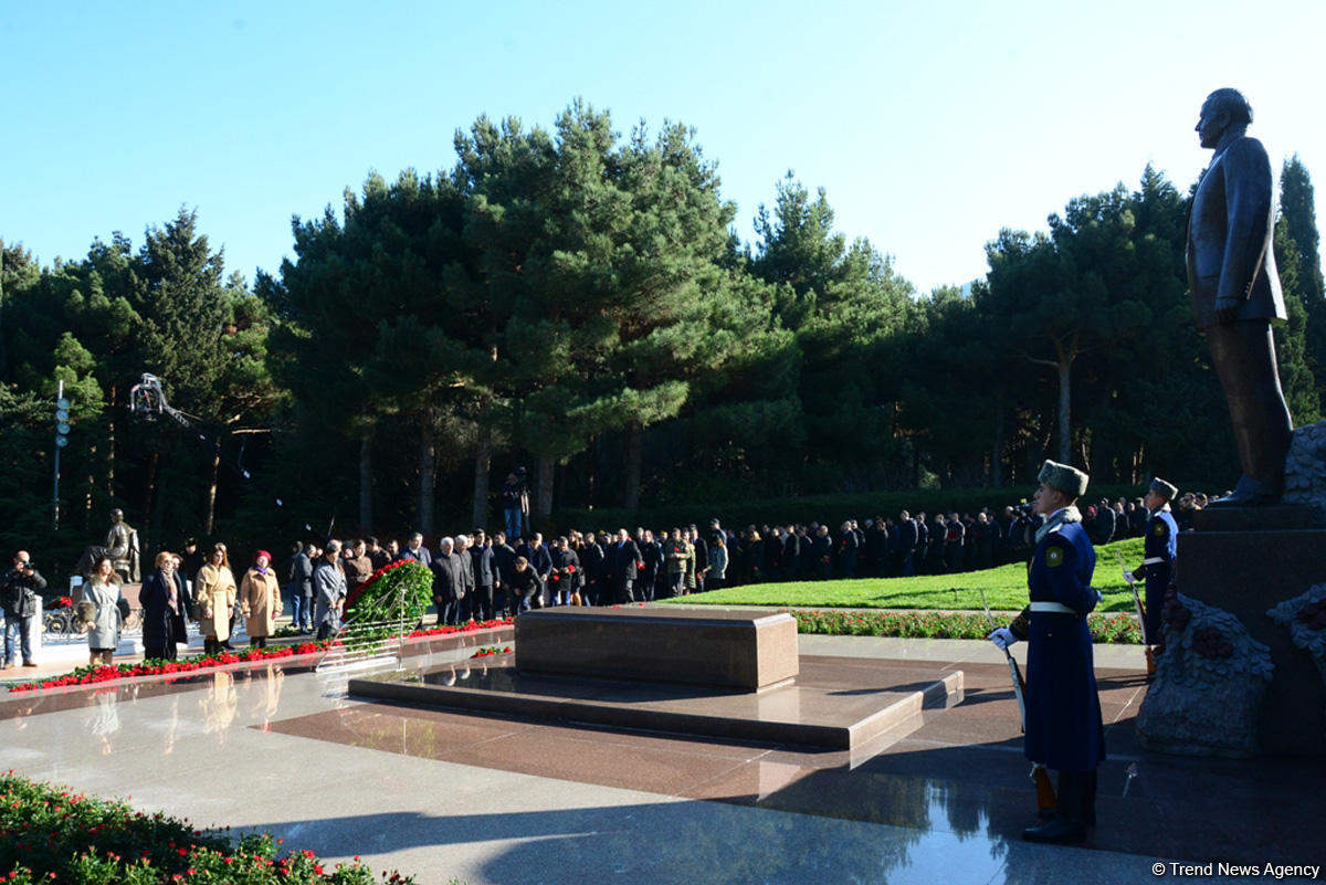 Azerbaijani public reveres memory of great leader Heydar Aliyev (PHOTO)