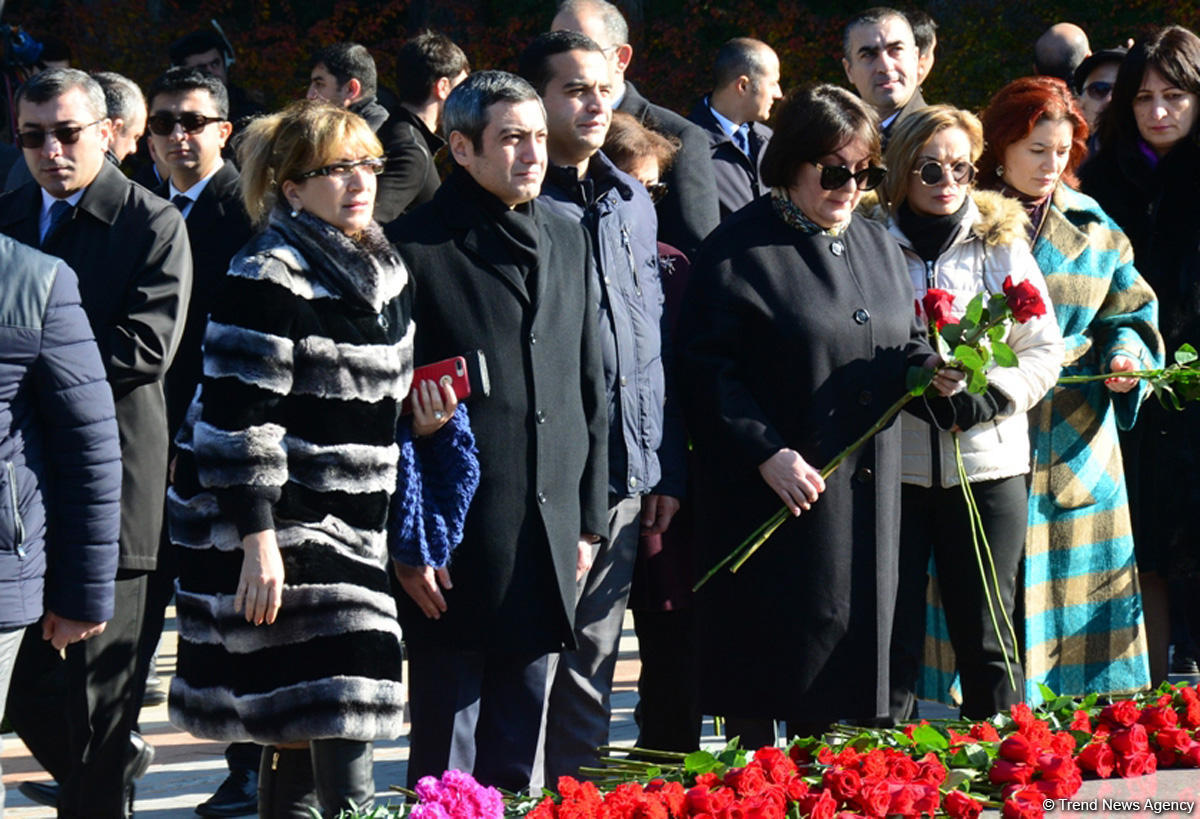 Azerbaijani public reveres memory of great leader Heydar Aliyev (PHOTO)