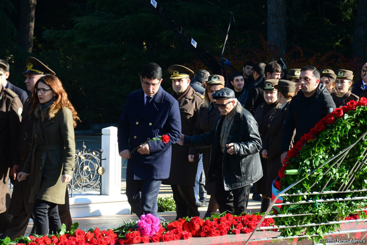 Azerbaijani public reveres memory of great leader Heydar Aliyev (PHOTO)