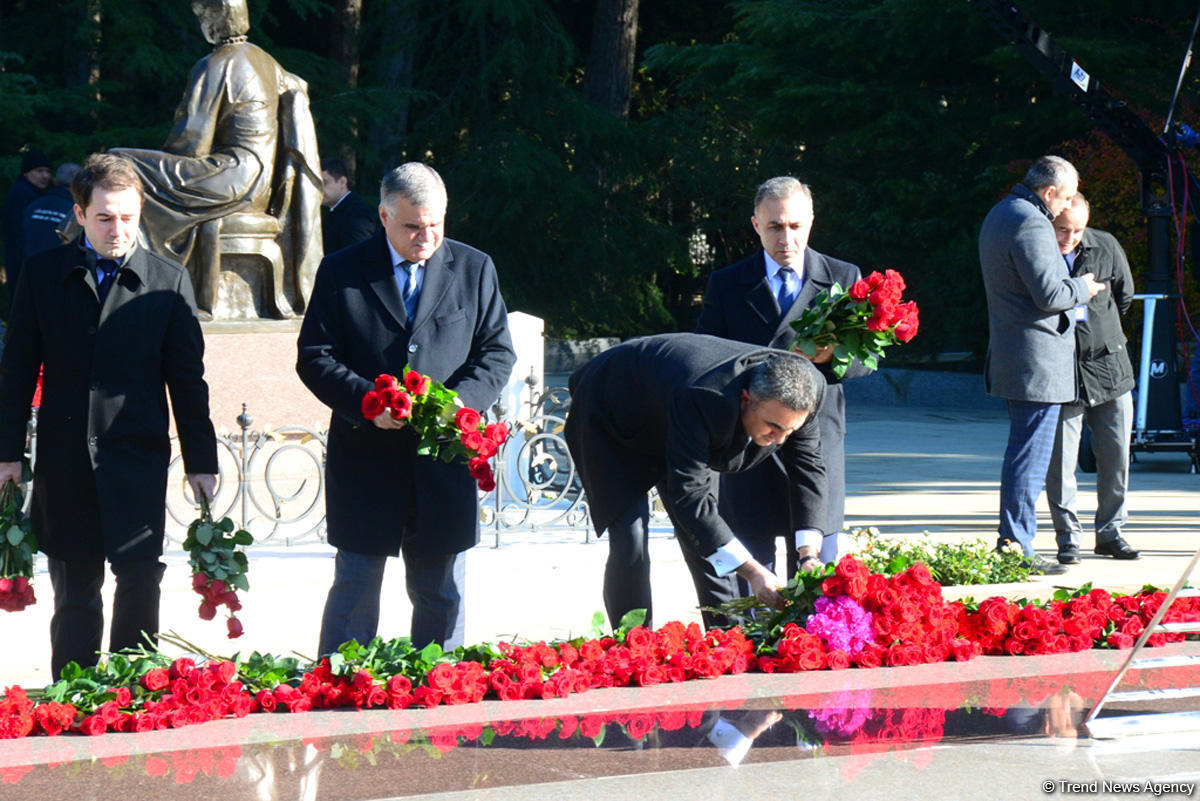 Azerbaijani public reveres memory of great leader Heydar Aliyev (PHOTO)