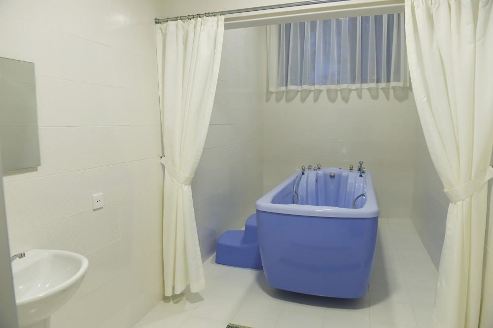 Azerbaijani president, first lady view newly-renovated Medical Rehabilitation Institute (PHOTO)