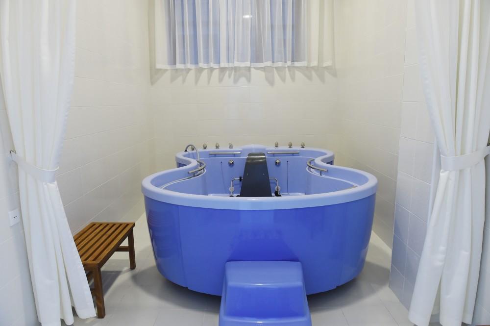 Azerbaijani president, first lady view newly-renovated Medical Rehabilitation Institute (PHOTO)