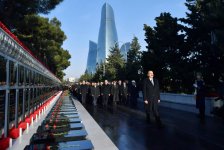 Azerbaijani president, first lady pay tribute to January 20 martyrs (PHOTO)