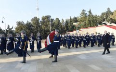 Azerbaijani president, first lady pay tribute to January 20 martyrs (PHOTO)