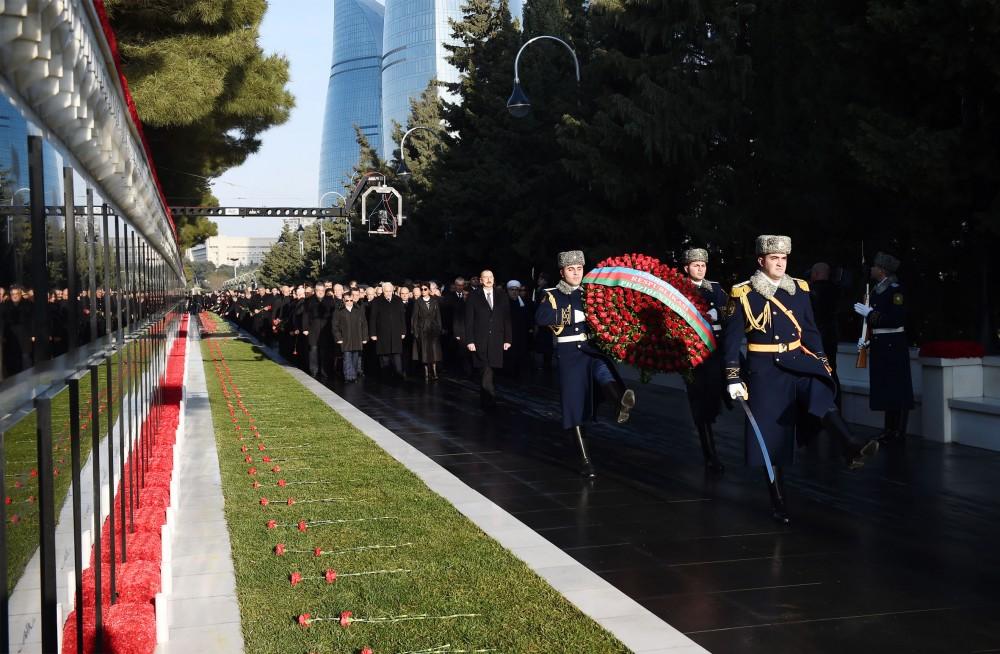 Azerbaijani president, first lady pay tribute to January 20 martyrs (PHOTO)