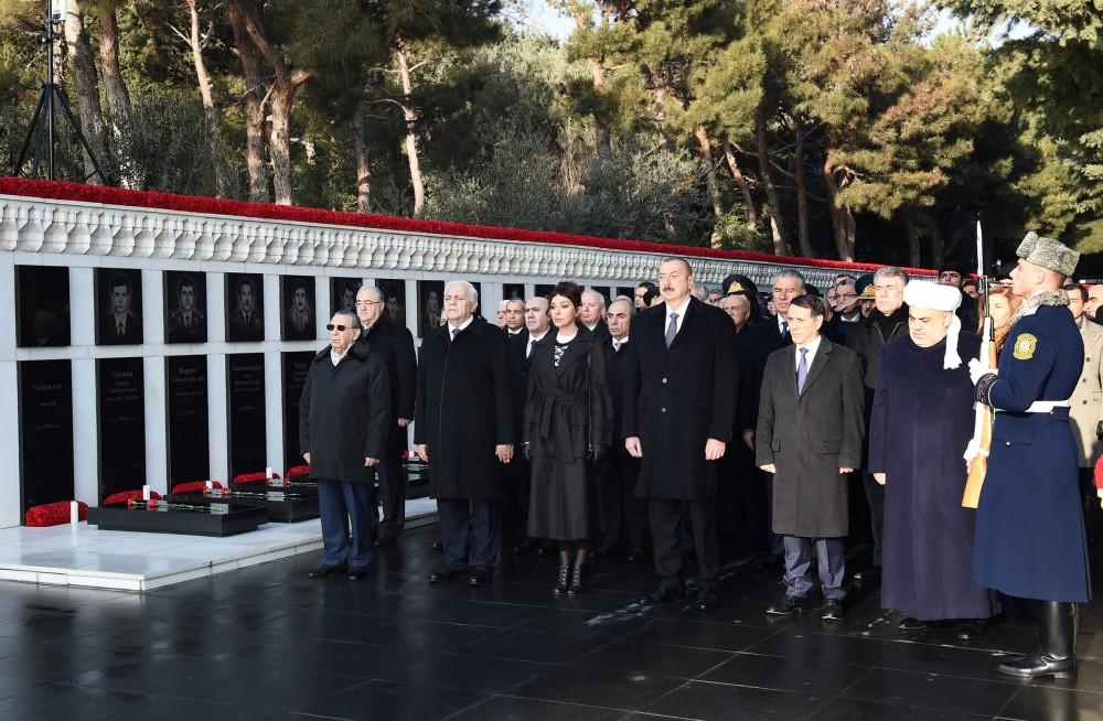 Azerbaijani president, first lady pay tribute to January 20 martyrs (PHOTO)