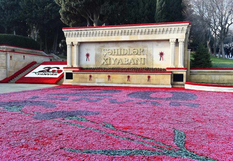 Azerbaijani president, first lady pay tribute to January 20 martyrs (PHOTO)