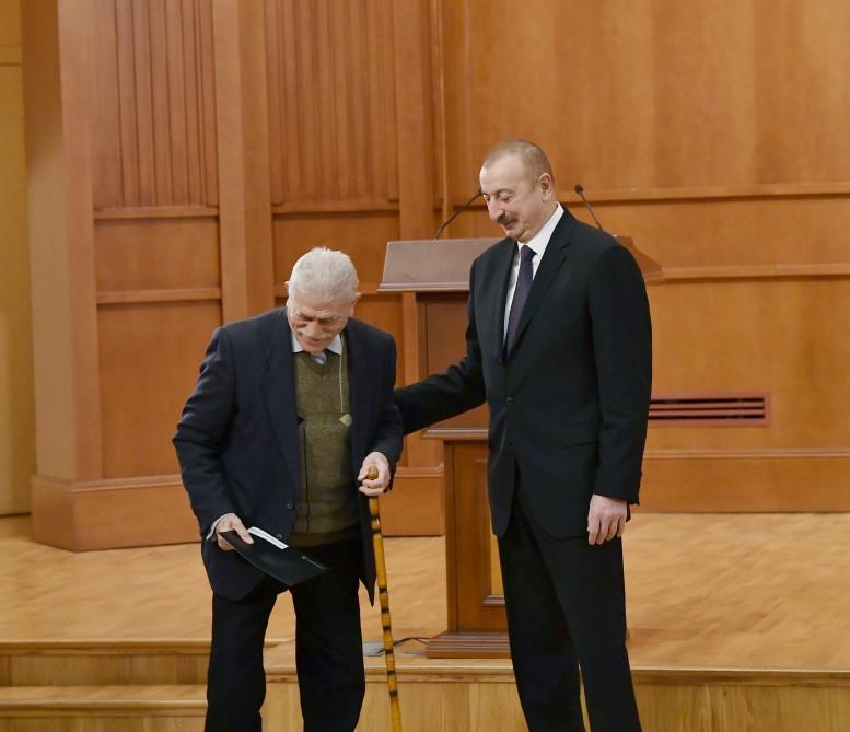 President Ilham Aliyev, First Lady Mehriban Aliyeva meet martyr families (PHOTO)