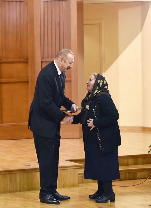 President Ilham Aliyev, First Lady Mehriban Aliyeva meet martyr families (PHOTO)