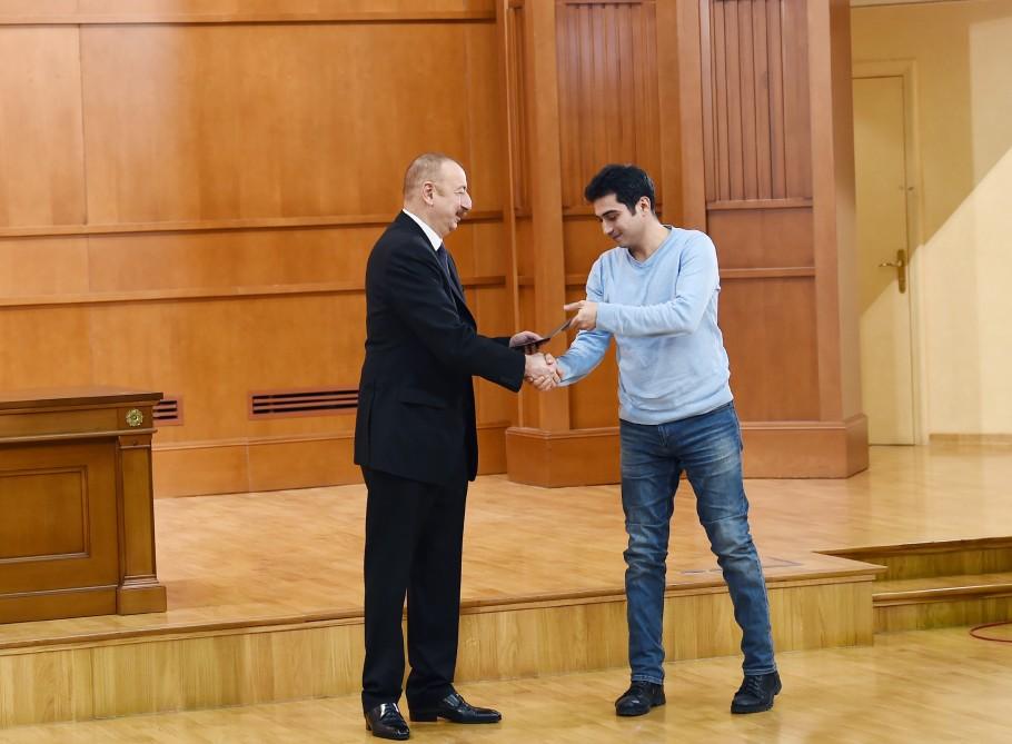 President Ilham Aliyev, First Lady Mehriban Aliyeva meet martyr families (PHOTO)