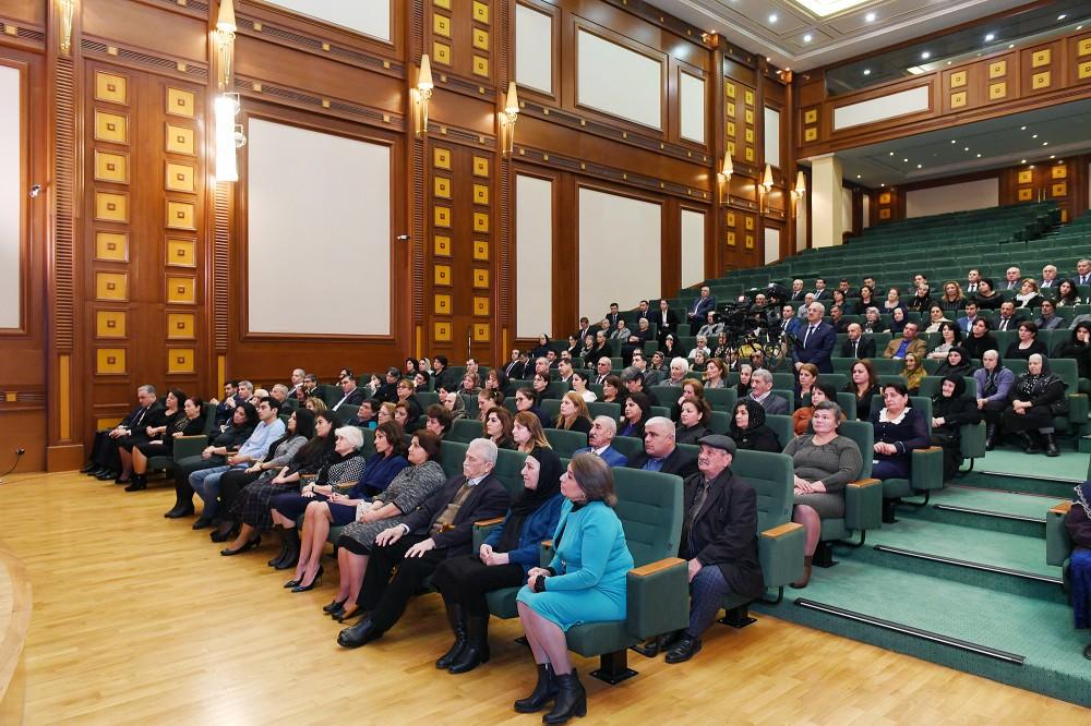 President Ilham Aliyev, First Lady Mehriban Aliyeva meet martyr families (PHOTO)