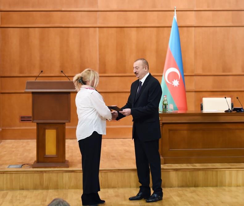 President Ilham Aliyev, First Lady Mehriban Aliyeva meet martyr families (PHOTO)