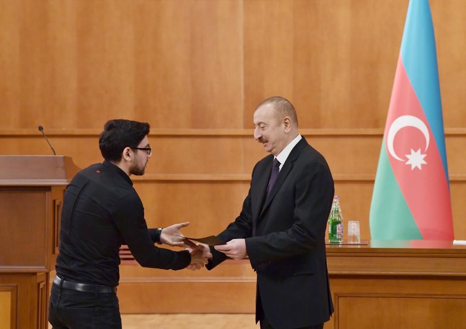 President Ilham Aliyev, First Lady Mehriban Aliyeva meet martyr families (PHOTO)