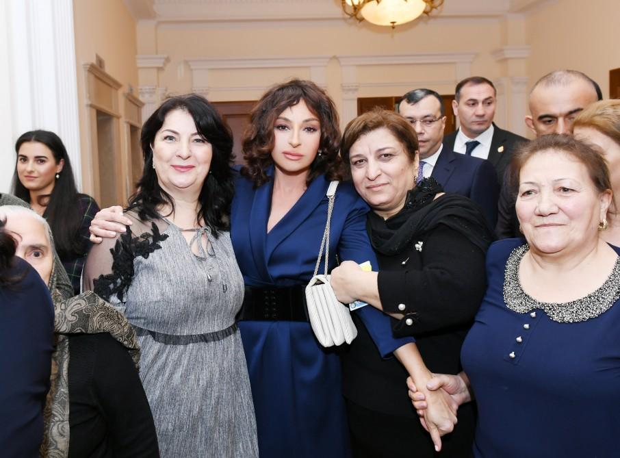 President Ilham Aliyev, First Lady Mehriban Aliyeva meet martyr families (PHOTO)