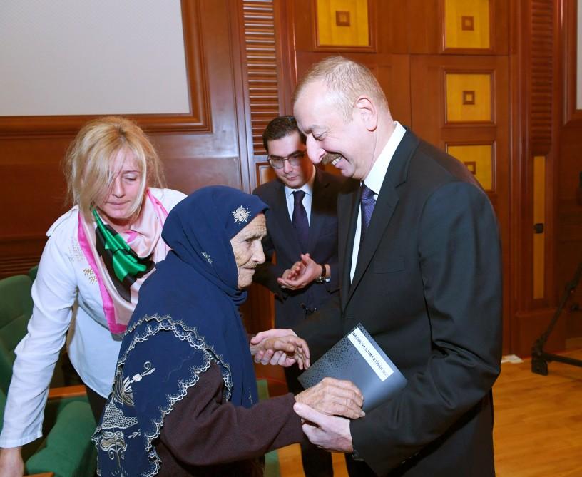 President Ilham Aliyev, First Lady Mehriban Aliyeva meet martyr families (PHOTO)