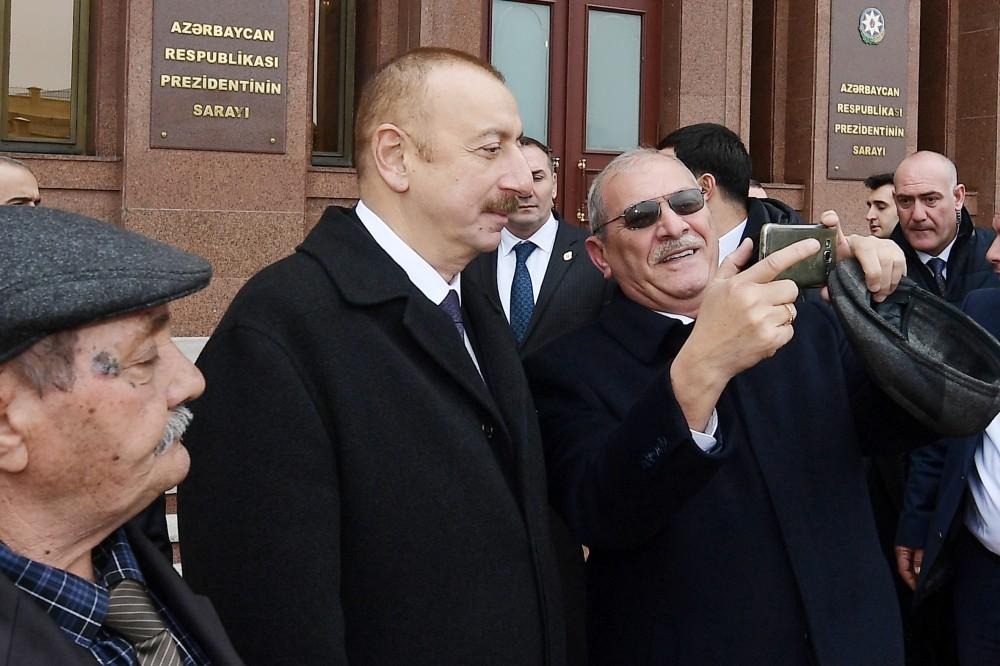 President Ilham Aliyev, First Lady Mehriban Aliyeva meet martyr families (PHOTO)